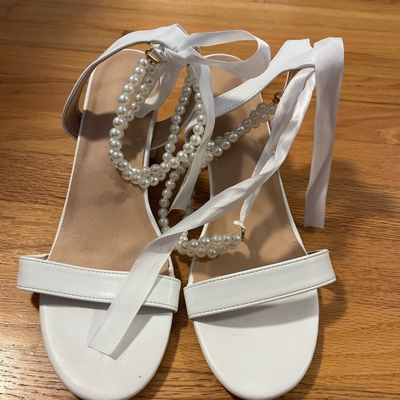 Elegant White Women's Shoes with Pearl Accents - Picture 4 of 4